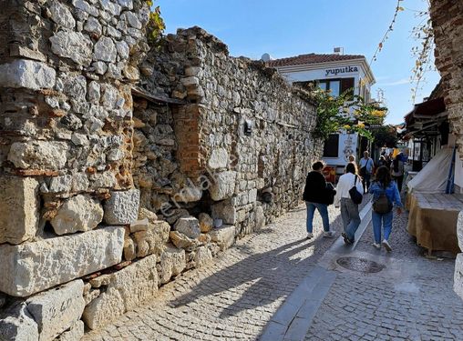 SIĞACIK KALE İÇİNDE MUSTAKİL 1+0 OTURUM YADA TİCARİ AMAÇLI KONUT