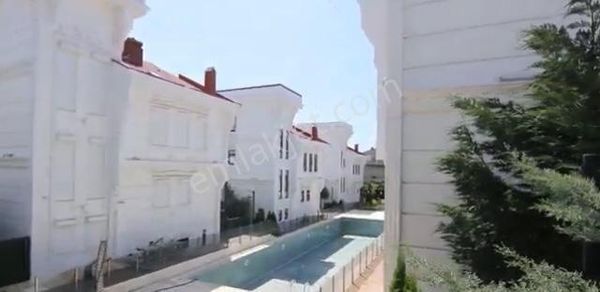 Buyukcekmece Kiralik 5+2 Site İçinde Tasarım Villa