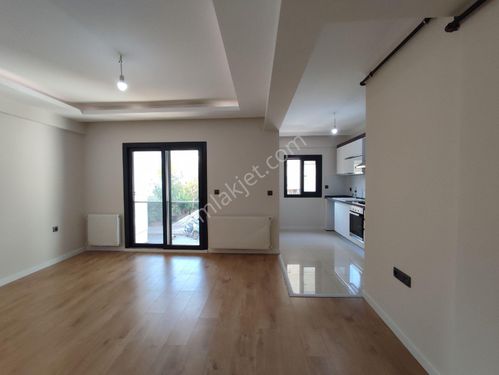 AKSOY MUHTARLIĞI YAKINI CADDE ÜSTÜ YENİ BİNA 3+1 DAİRE