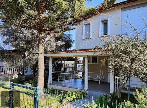 Çeşme Merkezde Acil Satılık 5+1 Bahçeli Havuzlu Villa