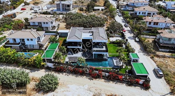 Çeşme Dalyan'da Havuzlu Özel Dizayn Lüks 12+1 Satılık Villa