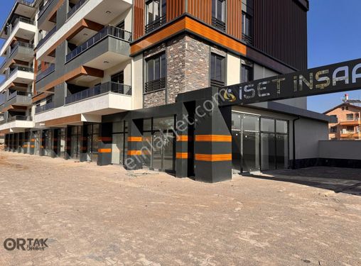 Mengene Caddesinde Satılık 133 M2 Köşe Dükkan