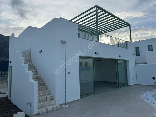 Girne Lapta'da Site İçerisinde Özel Havuzlu Satılık 3+1 Villa !!!