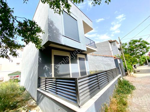 Urla Zeytinalanı’nda Denize Çok Yakın 4+1 Satılık Geniş Villa