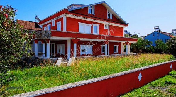 Villaların Vazgeçilmez Bölgesinde 1.072 M² Arsa Ve 250 M² Villa