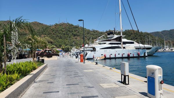 Satılık - Marmaris Yat Limanında - Denize 30 M - Müstakil Bina