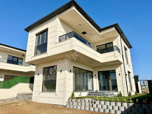 Karagöz Yapıdan 300 M² Arsa İçerisinde Mustakil Villa