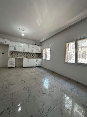 Kuşadası Merkezde Belediye Yanı Satılık 3+1 Girişkat Daire