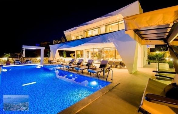 Kalkan Merkezde Lüks Deniz Manzaralı Kiralık Villa