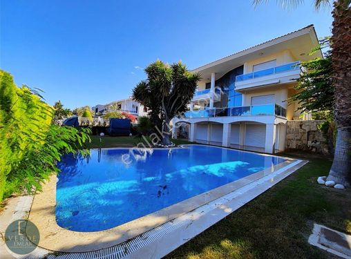 Çeşme Boyalıkta 630 M2 Arsa İçinde Tripleks 5+2 Villa