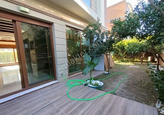 Konyaaltı Molloyusufta 3 Katlı 5+1 Lüks Kiralık Villa