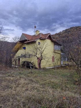 İçeri Dere Bağlarında İçinde İki Katlı Evi Olan Bağ Satılıktır.