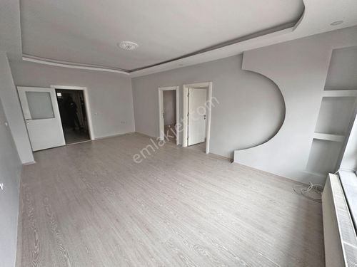 Şafaktepe Mahallesinde Park Yakını Ara Kat Ön Cephede Full Yapılı 3+1 Kiralık Daire