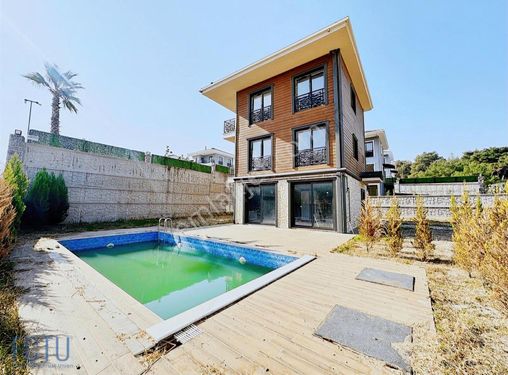 Kemalpaşa Yukarıkızılca'da Müstakil Havuzlu Triplex Villa