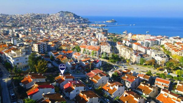 Kuşadası Merkezde Zeminden Deniz Manzaralı Villa