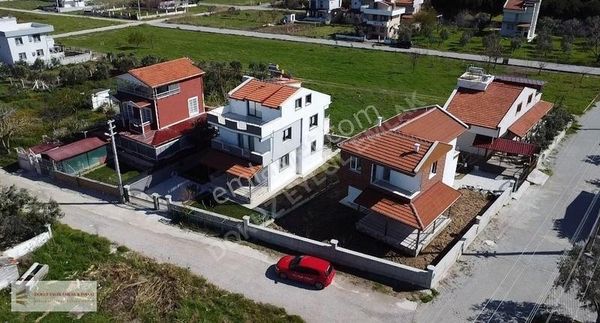 Dikili İsmetpaşa'da 300 M2 Köşe Arsa Üzerinde Tek Villa