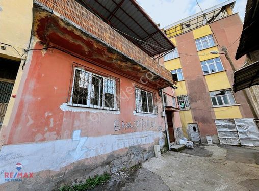 Bahçecikte Merkezi Konumda Bahçeli Teraslı Kiralık Müstakil Ev