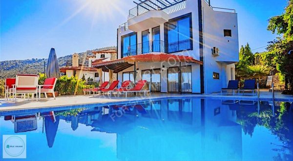 Kalkan'da Bahçeli Deniz Manzaralı Villa