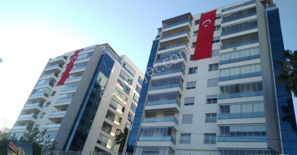 Karşıyaka Yakamozevleri Sitesinde Boş Satılık Daire