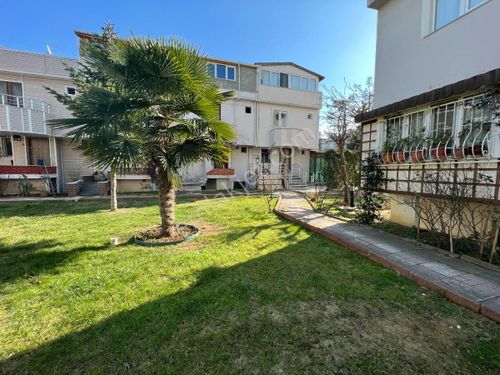 Halkalı Malimüşavirler Sitesinde 5+1 220m2 Satılık Villa