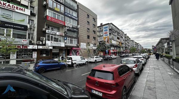 Bakırköyün En Değerli Caddesinde Boş Satılık İş Yerine Daire