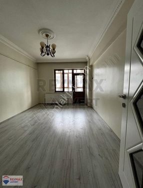 Re/max Lacivert'ten Bankalar Caddesi'nde Satılık 3+1 Daire