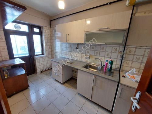 Göraldan Dikmen Caddesi Üzerinde 2+1 Geniş Metrajlı Ara Kat Kombili Kiralık Daire