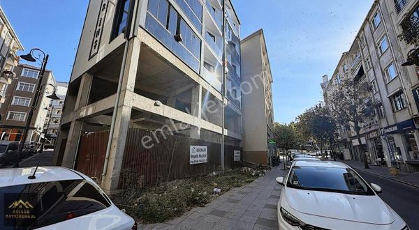 Kurumsala Kiralık 3 Katlı 4 Yol Ağzı Merkezde 900m2 Dükkan