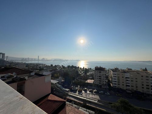 Bayraklı'da Panoramik Deniz Manzaralı, Ferah Ve Geniş 3+1 Daire