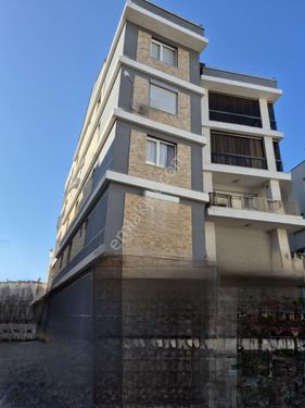 Kuşadası Sahiline 250 Metre 7 Yaşında Eşyalı, Asansörlü Satılık Daire