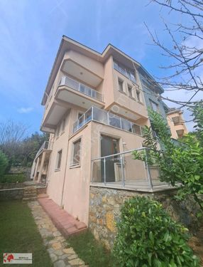 Beykoz Çavuşbaşı Serkent Sitesinde Satılık 5+1 Tripleks Villa