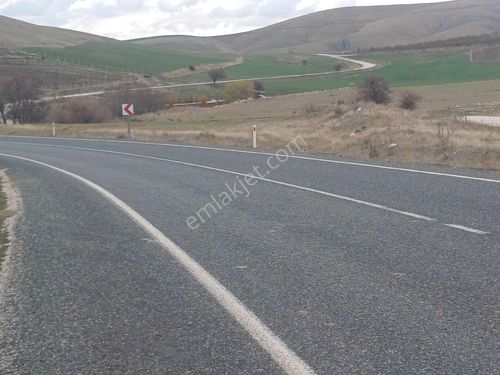 Çok Güzel Konumda Ana Yola 1oo Metre Mesafede Satilik Tarla