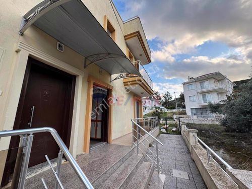 İzmir Yenifoça'da Kiralık 3+1 Villa