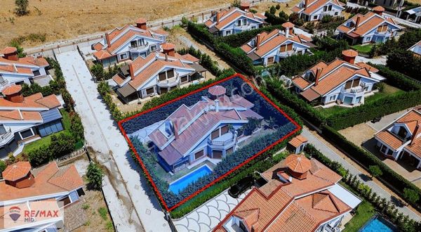 Remax Mid'den Havuzlu 5+1 Villa Balıkesir/karesi/yeni Mahalle'de