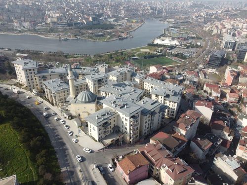 Remax Enes Akay'dan Sütlüce Toki Konutlarında Haliç Manzaralı 2+1 Kiralık Daire