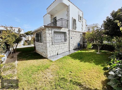 Çeşme Ildır'da 300 M2 Arsa Paylı 4+1 Denize 50 Mt Satılık Villa