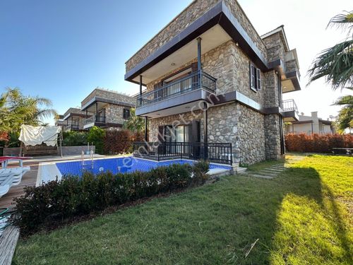 Urla İçmeler'de Denize Nazır Müstakil Havuzlu Satılık Taş Villa