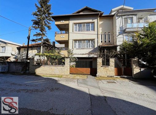 Adapazarı Merkezde 292m² Arsa İçi 4 Katlı 4 Daireli Bakımlı Bina