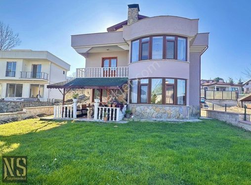 Göl Manzaralı 400m2 Arsa İçinde Satılık Villa