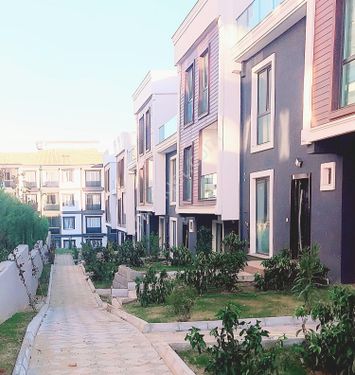 Silivri'de Modern Site İçi Villa - 5+2, Geniş Alan, Yeni Yapı!