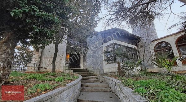 Tuzla Mercan'da 1977 Yapımlı Tarihi Villa Satılık (1155 M2)