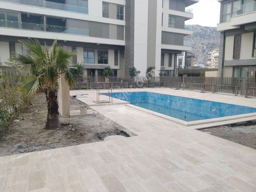 Antalya Konyaaltı Hurma'da Lüks 1+1 Sıfır Katta Yüzme Havuzlu Residence Yatırımlık Daire