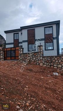 Mrs Gayrimenkulden Soğucakta Satılık 5+1 430m2 Arsalı Villa