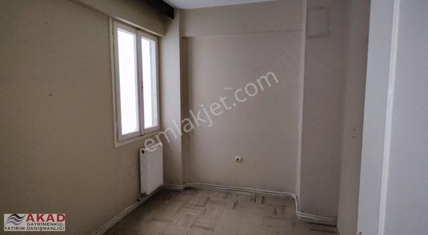 Üçkuyular Sitesinde Önü Açık Otoparklı Arakat Geniş Balkon 3+1