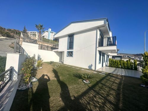 Kuşadası Kadınlar Denizinde Satılık 3+1 Önü Kapanmaz Deniz Manzaralı Geniş Bahçeli Villa