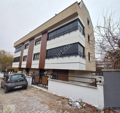 Sazova Mahallesinde Ziraat Caddesi Yakını Satılık Tripleks Villa