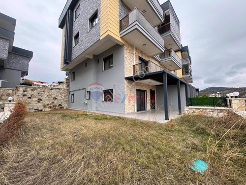 İzmir Yenifoça'da Kiralık 3+1 Villa