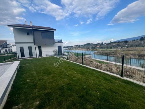 Kemalpaşa Satılık Villa 365 M² 6+1 Göl Kenarı Site İçi Asansörlü