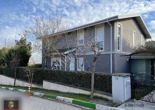 Bahçeşehir Kardelen Villalari Satilik 4+1 Tadilatli Villa