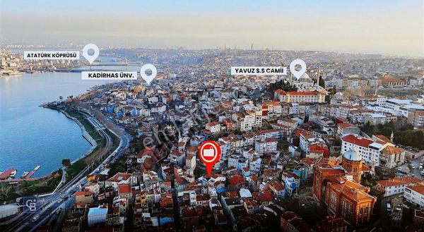 Balat'ta Teraslı Haliç Manzaralı Tarihi Cumbalı Müstakl Bina-boş